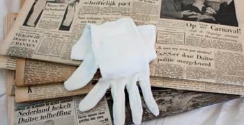 Een echte oude krant met archivaris handschoenen